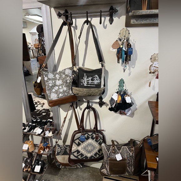 Boho Western Vibe Boutique! Based in Montana🥰 - Picture 6 of 7